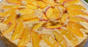Персиковый пирог с орехами и изюмом