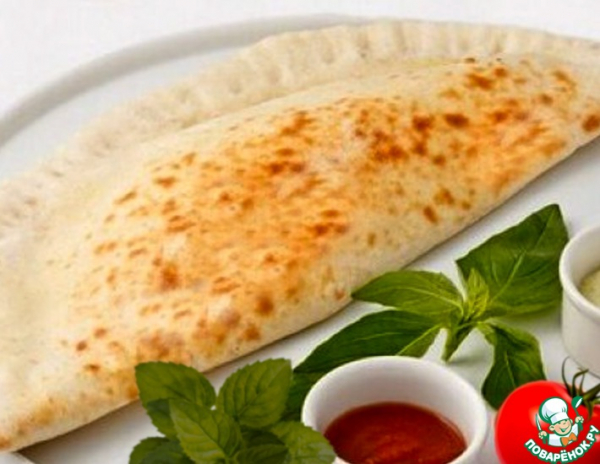 Кассоне с начинкой из творога, сыра и томата