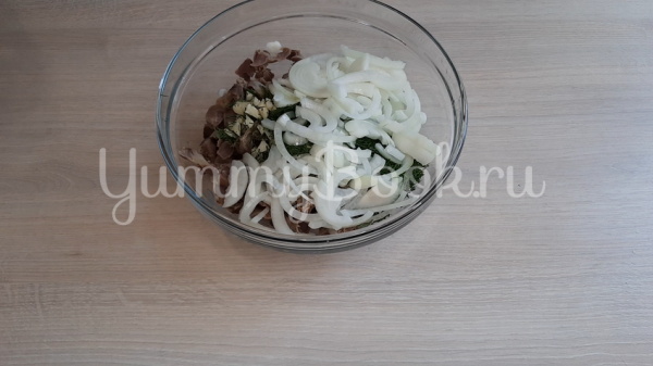 Салат из маринованных куриных желудков
