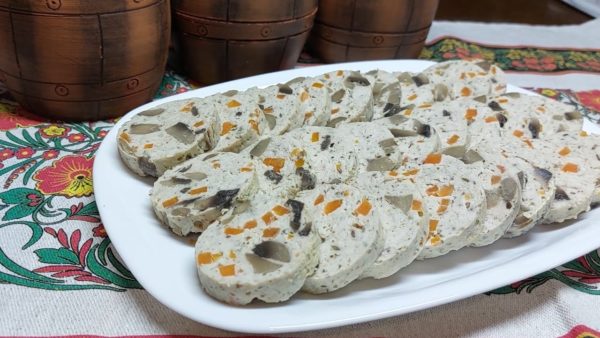 Мясная закуска с грибами и овощами