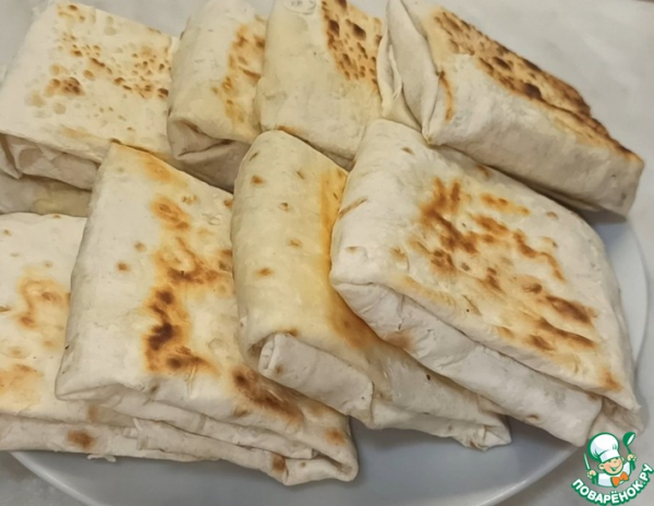 Конвертики из лаваша с творогом и сыром